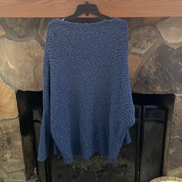 A chunky longline cardigan featuring long sleeves and an oversized fit. Small - Picture 4 of 6